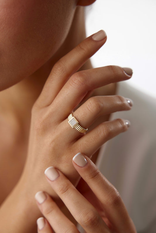 Tırtıklı Kare Yüzük