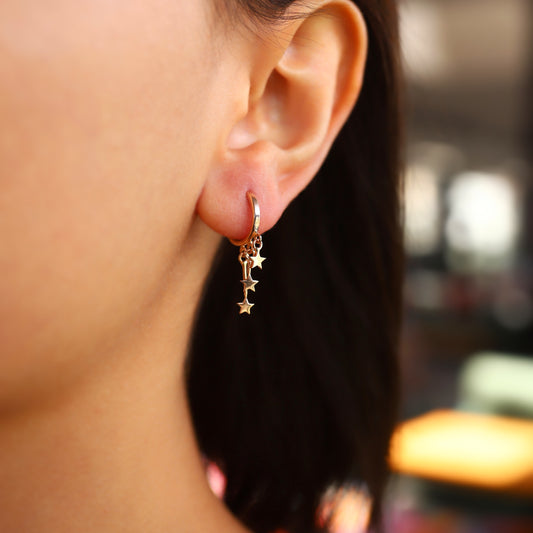 Üç yıldız sallantılı halka küpeler