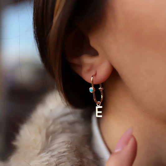 Harf sallantılı ataş küpeler