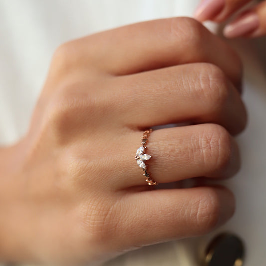 Sıralı yıldız lotus yüzük